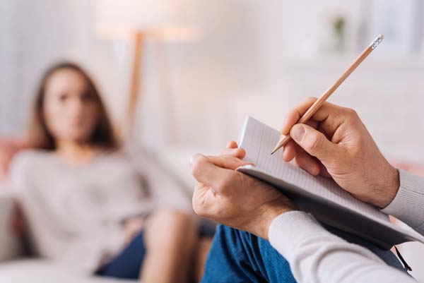 Psychologue professionnel menant une consultation